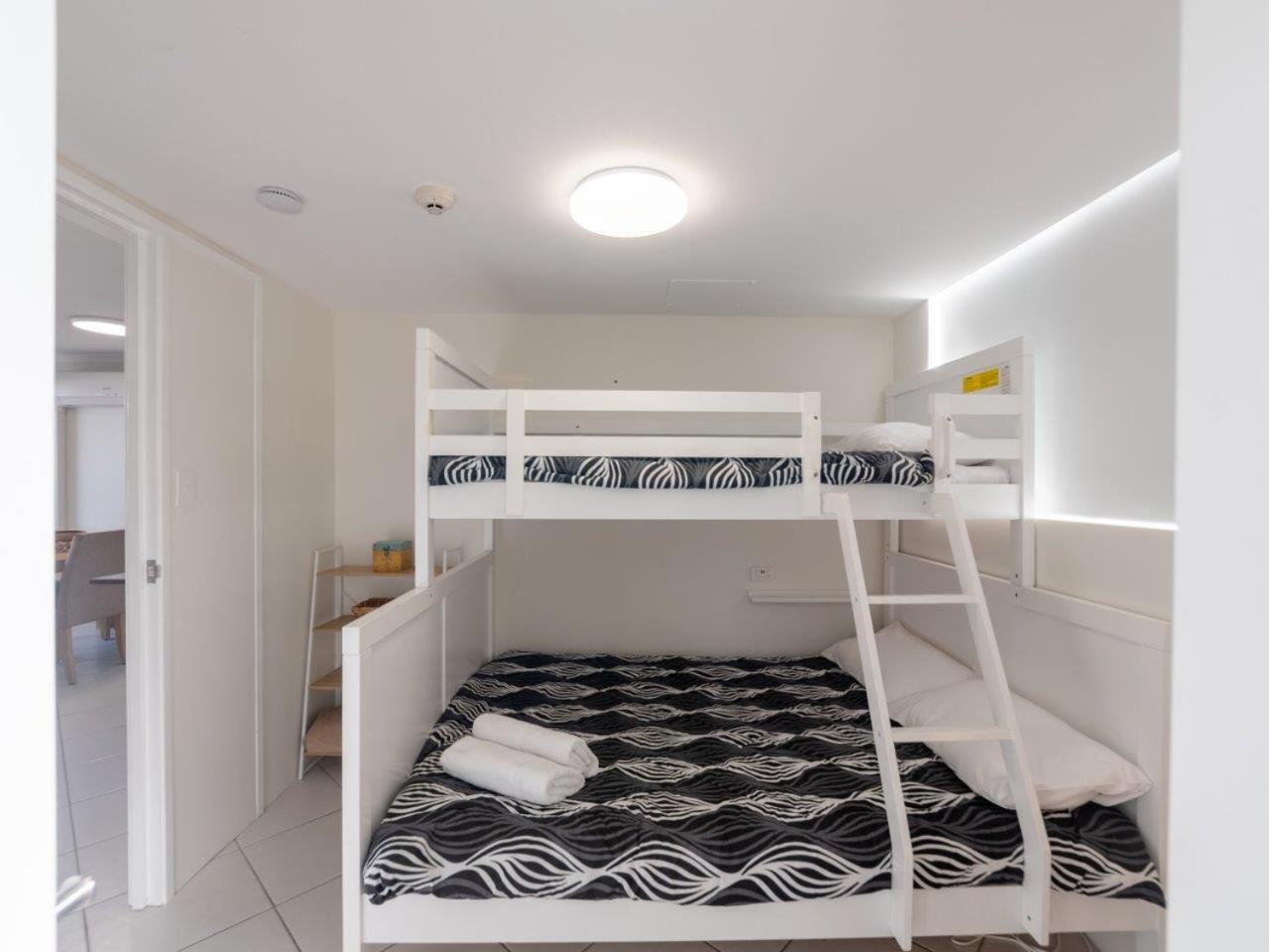 Crystal Beachfront Apartments Gold Coast Dış mekan fotoğraf